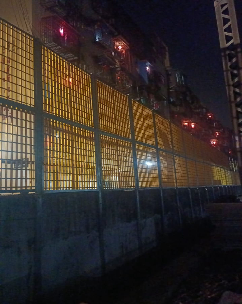 Garbage avoidance fencing 